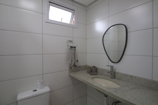 Banheiro  de apartamento à venda com 2 quartos, 54m² em Fátima, Canoas