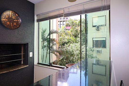 Janela da Sala de apartamento à venda com 2 quartos, 74m² em Higienópolis, Porto Alegre