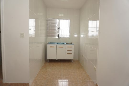 Cozinha de casa de condomínio para alugar com 1 quarto, 21m² em Jardim das Rosas, Embu das Artes