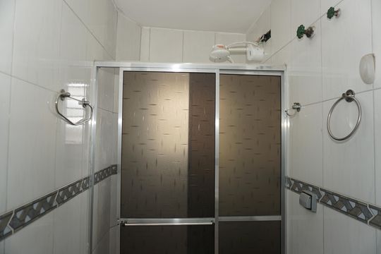 Banheiro de casa de condomínio para alugar com 1 quarto, 21m² em Jardim das Rosas, Embu das Artes