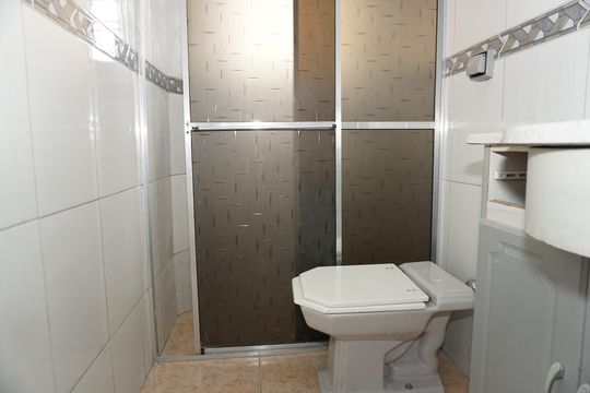 Banheiro de casa de condomínio para alugar com 1 quarto, 21m² em Jardim das Rosas, Embu das Artes