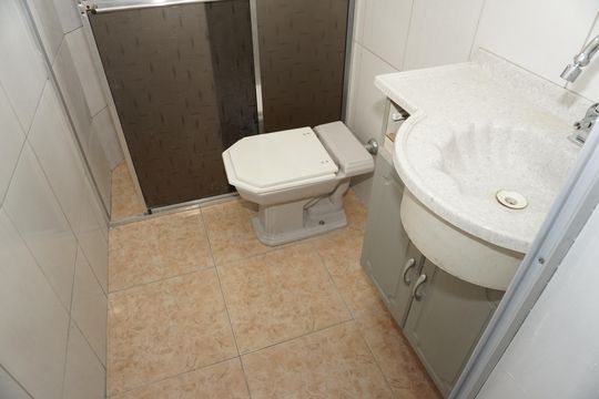 Banheiro de casa de condomínio para alugar com 1 quarto, 21m² em Jardim das Rosas, Embu das Artes