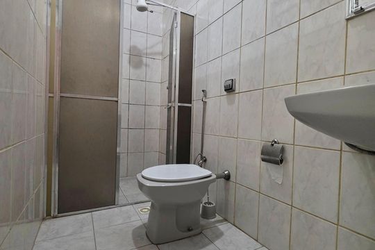 Banheiro 1 de casa para alugar com 5 quartos, 250m² em São João Batista, Belo Horizonte