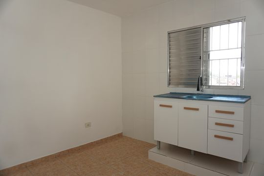 Cozinha de casa para alugar com 1 quarto, 30m² em Jardim das Rosas, Embu das Artes