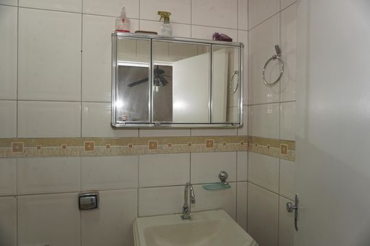 Banheiro de casa para alugar com 1 quarto, 30m² em Jardim das Rosas, Embu das Artes