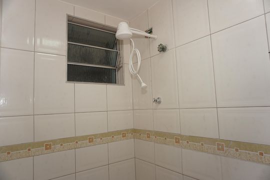 Banheiro de casa para alugar com 1 quarto, 30m² em Jardim das Rosas, Embu das Artes