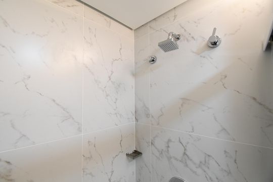 Banheiro de apartamento para alugar com 1 quarto, 47m² em Centro, Curitiba