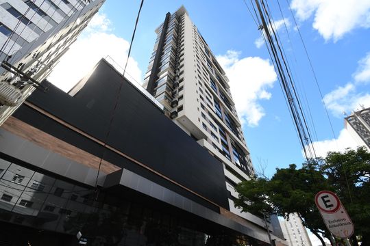 Fachada de apartamento para alugar com 1 quarto, 47m² em Centro, Curitiba