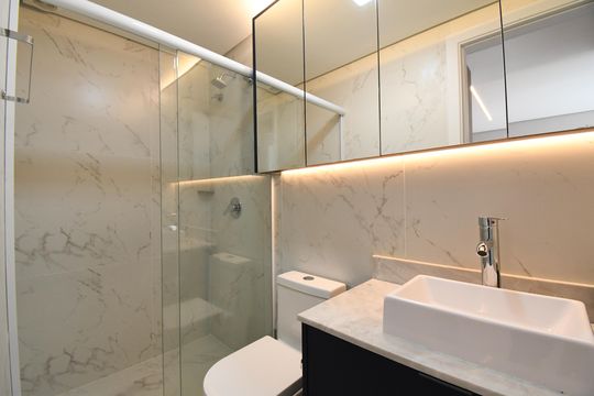 Banheiro de apartamento para alugar com 1 quarto, 47m² em Centro, Curitiba