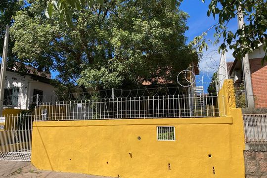 Fachada de casa à venda com 3 quartos, 130m² em Cavalhada, Porto Alegre