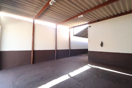 Garagem de casa para alugar com 3 quartos, 130m² em Shopping Park, Uberlândia