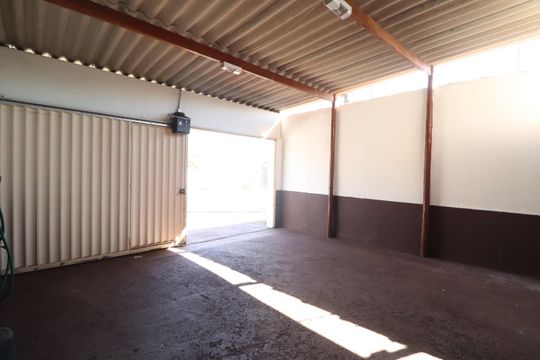 Garagem de casa para alugar com 3 quartos, 130m² em Shopping Park, Uberlândia