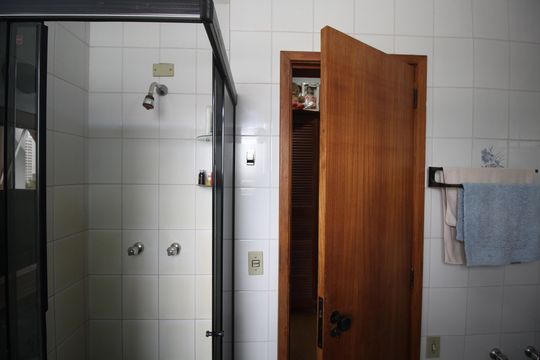 Banheiro da Suíte 1 de apartamento à venda com 3 quartos, 260m² em Petrópolis, Porto Alegre