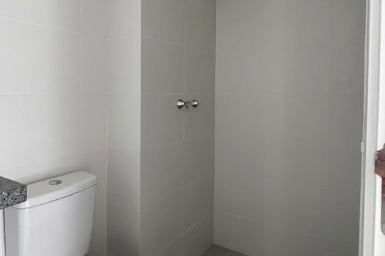 Banheiro de apartamento à venda com 2 quartos, 46m² em Prado Velho, Curitiba