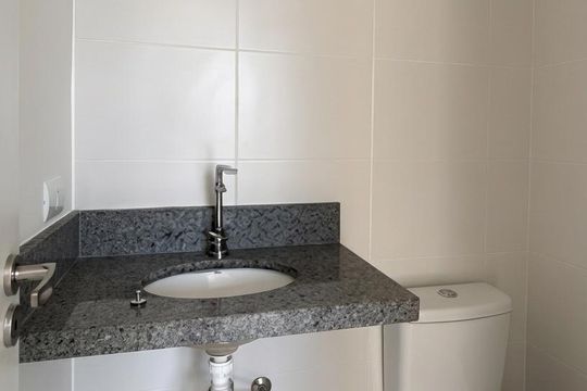 Banheiro de apartamento à venda com 2 quartos, 46m² em Prado Velho, Curitiba