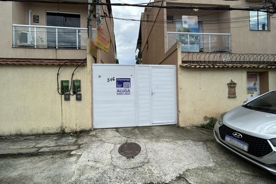 Fachada + placa de casa para alugar com 2 quartos, 62m² em Osvaldo Cruz, Rio de Janeiro