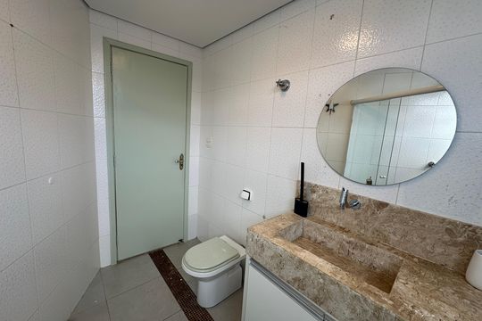 Banheiro da Suíte de apartamento para alugar com 3 quartos, 135m² em Itararé, São Vicente