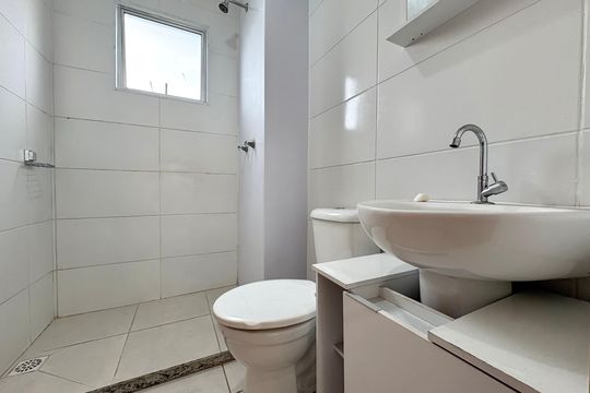 Banheiro de apartamento para alugar com 2 quartos, 47m² em Taquara, Rio de Janeiro