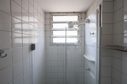 Banheiro de apartamento para alugar com 2 quartos, 60m² em Piratininga, Osasco