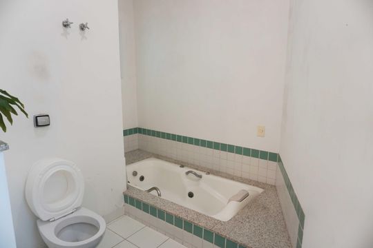 Banheiro da Suíte de casa de condomínio à venda com 2 quartos, 260m² em Alphaville Conde Ii, Barueri