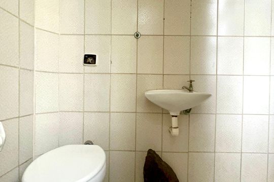 Banheiro de serviço de apartamento para alugar com 2 quartos, 101m² em Jardim Paulista, São Paulo