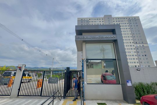 Placa instalada na fachada do imóvel  de apartamento para alugar com 2 quartos, 40m² em Vila Nova Bonsucesso, Guarulhos