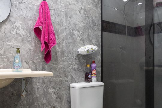 Banheiro de apartamento à venda com 2 quartos, 66m² em Parque Cecap, Guarulhos