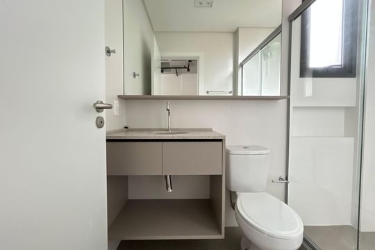 Banheiro de kitnet/studio para alugar com 1 quarto, 35m² em Pantanal, Florianópolis