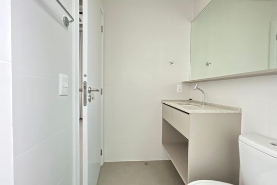 Banheiro de kitnet/studio para alugar com 1 quarto, 35m² em Pantanal, Florianópolis