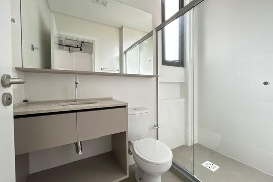 Banheiro de kitnet/studio para alugar com 1 quarto, 35m² em Pantanal, Florianópolis