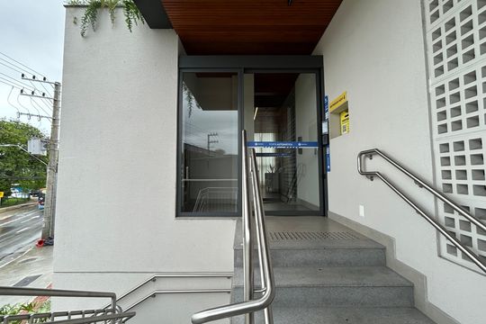 Fachada do bloco de kitnet/studio para alugar com 1 quarto, 35m² em Pantanal, Florianópolis