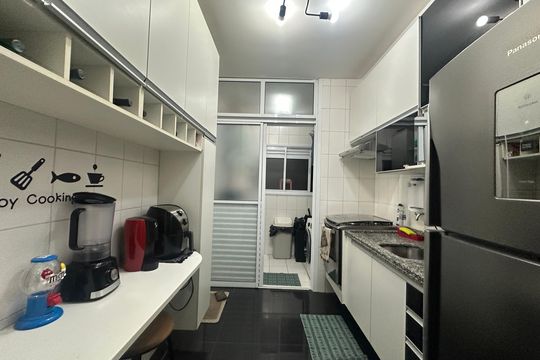 Cozinha de apartamento à venda com 2 quartos, 55m² em Jardim Tupanci, Barueri