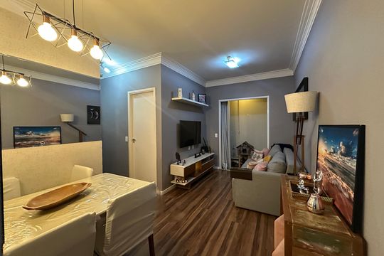Sala de apartamento à venda com 2 quartos, 55m² em Jardim Tupanci, Barueri