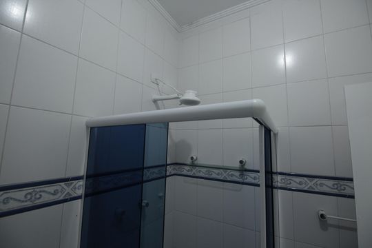Banheiro de casa para alugar com 3 quartos, 106m² em Embaré, Santos
