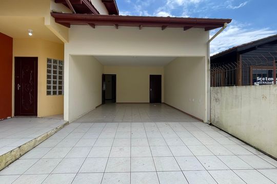Garagem  de casa para alugar com 4 quartos, 293m² em Passa Vinte, Palhoça