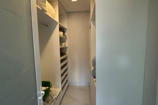 Closet 3 de casa de condomínio à venda com 4 quartos, 394m² em Parque Atheneu, Goiânia