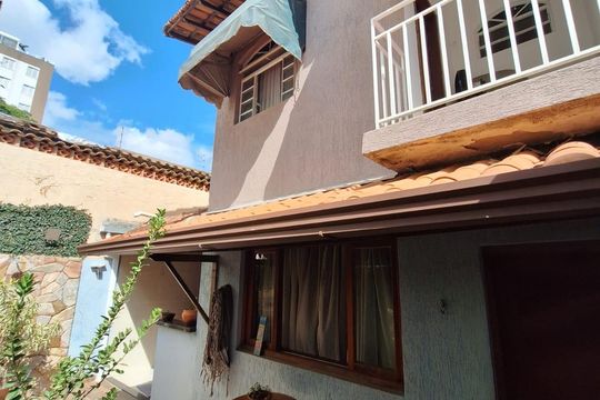 Fachada  de casa para alugar com 3 quartos, 100m² em Santa Monica, Belo Horizonte