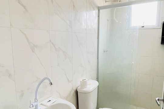 Banheiro de casa de condomínio para alugar com 2 quartos, 50m² em Parque Mirante da Mata, Cotia