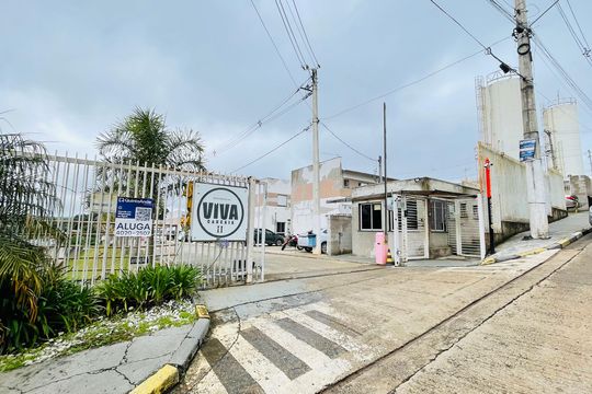 Fachada com placa de casa de condomínio para alugar com 2 quartos, 50m² em Parque Mirante da Mata, Cotia