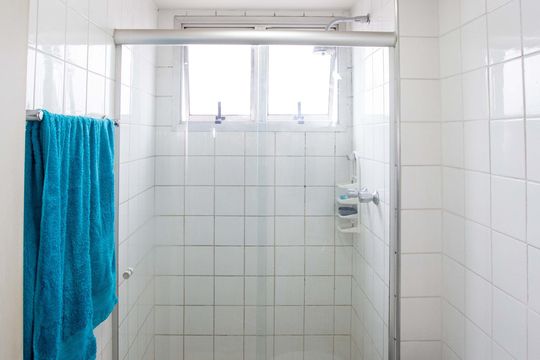 Banheiro de apartamento à venda com 2 quartos, 50m² em Jardim Remanso, Diadema
