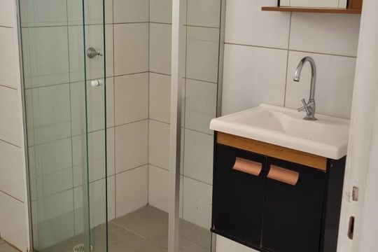 Banheiro de apartamento à venda com 2 quartos, 50m² em Residencial Takanos, Campinas