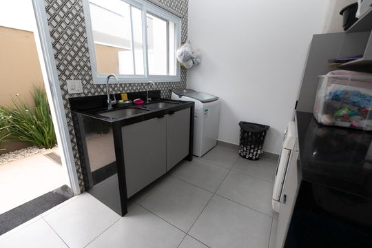 ÁREA DE SERVIÇO de casa de condomínio à venda com 4 quartos, 344m² em Parque Imperador, Campinas