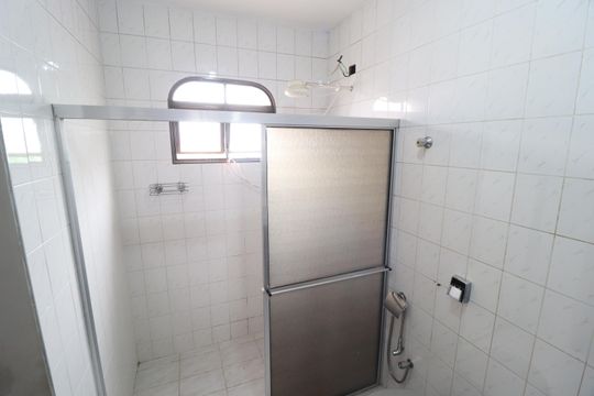 Banheiro do Quarto 3 de apartamento para alugar com 3 quartos, 140m² em Nossa Senhora Aparecida, Uberlândia