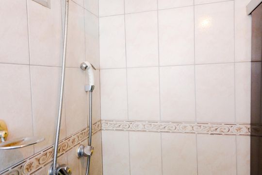 Banheiro de apartamento à venda com 2 quartos, 63m² em Parque Cecap, Guarulhos