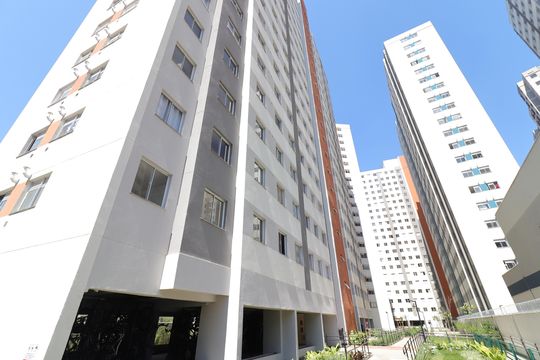 Fachada do bloco de apartamento para alugar com 2 quartos, 35m² em Usina Piratininga, São Paulo