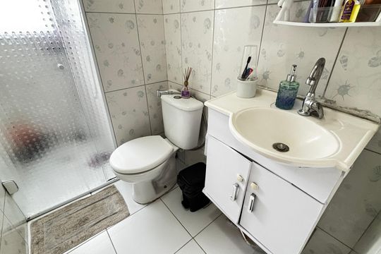 Banheiro de apartamento à venda com 2 quartos, 50m² em Parque Erasmo Assunção, Santo André