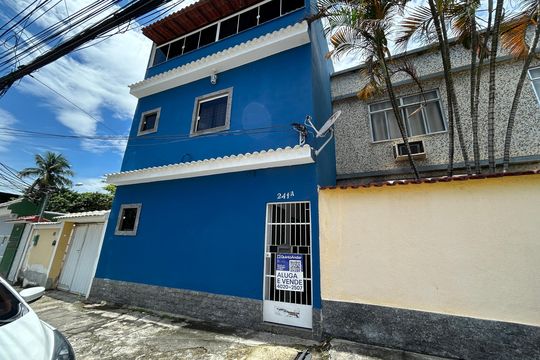 Fachada + placa de casa para alugar com 1 quarto, 45m² em Bento Ribeiro, Rio de Janeiro