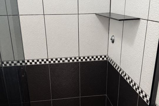 Banheiro de apartamento à venda com 2 quartos, 56m² em Conjunto Residencial José Bonifácio, São Paulo