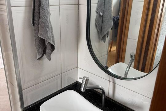 Banheiro de apartamento à venda com 2 quartos, 56m² em Conjunto Residencial José Bonifácio, São Paulo