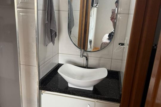Banheiro de apartamento à venda com 2 quartos, 56m² em Conjunto Residencial José Bonifácio, São Paulo